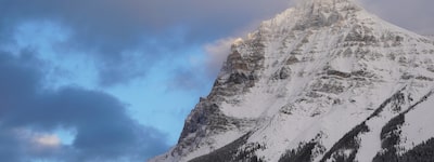 Foto de una montaña con la cumbre nevada