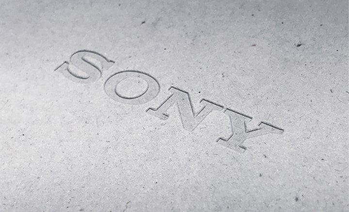 Logotipo de Sony en relieve sobre papel