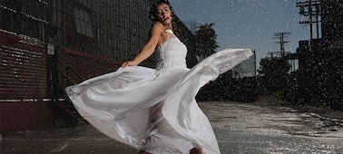 Imagen de ejemplo de una mujer bailando bajo la lluvia