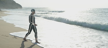 Imagen de ejemplo de un hombre caminando por la playa