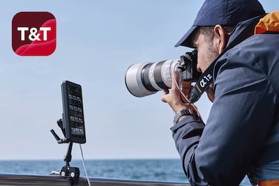 Imagen de uso de un hombre que hace capturas con una cámara conectada a un PDT-FP1