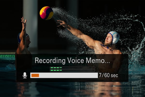 Imagen de ejemplo de un hombre lanzando una pelota en un juego de waterpolo con la barra de estado “Grabando nota de voz” visible