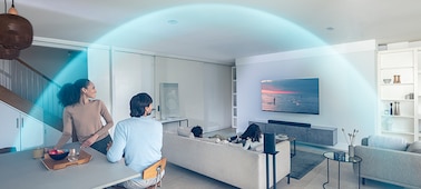 Una familia viendo el televisor en un BRAVIA con sonido espacial 360 de la barra de sonido HT-A5000.