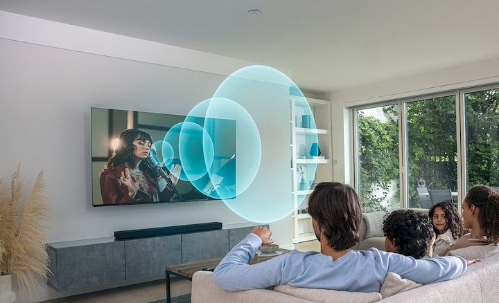 Familia viendo el televisor en una sala con ondas sonoras procedentes de la pantalla