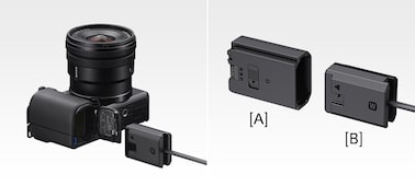 [Izquierda] Imagen de producto en la que se muestra una placa de enchufe para NP-FW50 insertada en la ranura de baterías de la cámara ZV-E10. [Derecha] Las imágenes de producto muestran lo siguiente: A: placa de enchufe para NP-FZ100; B: placa de enchufe para NP-FW50 en cable.